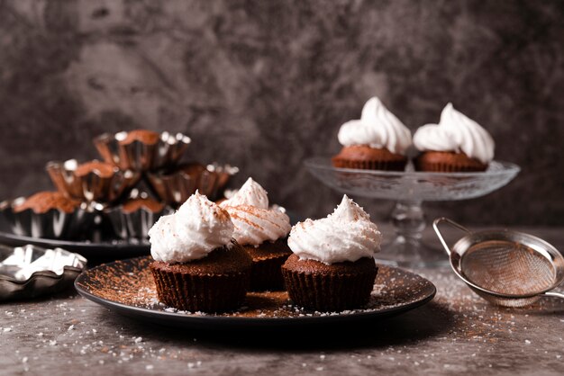 Cupcakes avec glaçage et cacao en poudre