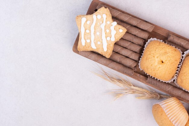 Cupcakes savoureux sur tableau blanc.