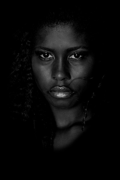 Curly femme aux cheveux