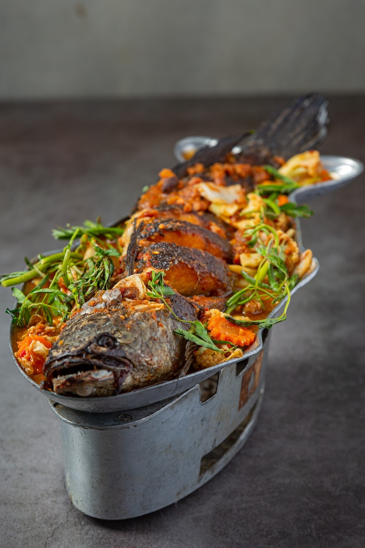 Photo gratuit curry aigre avec poisson tête de serpent, fondue épicée de jardin, cuisine thaïlandaise.