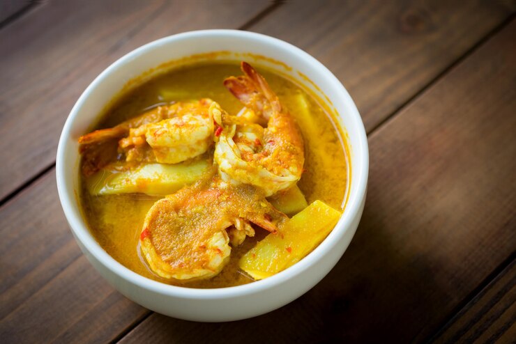 Photo gratuit curry jaune de kaeng luang avec crevettes et pousses de noix de coco nourriture traditionnelle du sud de la thaïlande
