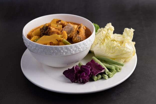 Curry jaune avec poisson Snakehead, cuisine thaïlandaise