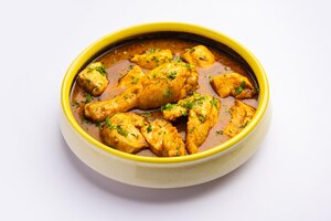 Photo gratuite curry de poulet rouge ou murgh masala ou korma avec un morceau de cuisse proéminent