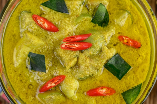 Photo gratuite curry vert dans un bol sur une table en bois.