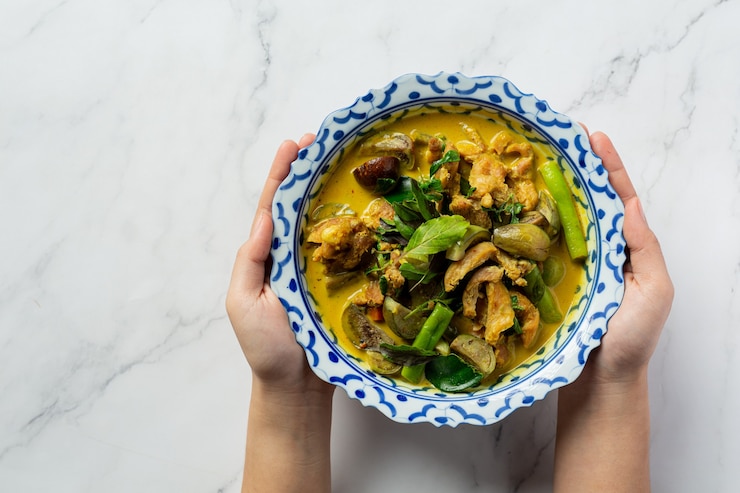 Photo gratuit curry vert de poulet de cuisine thaïlandaise sur fond de marbre