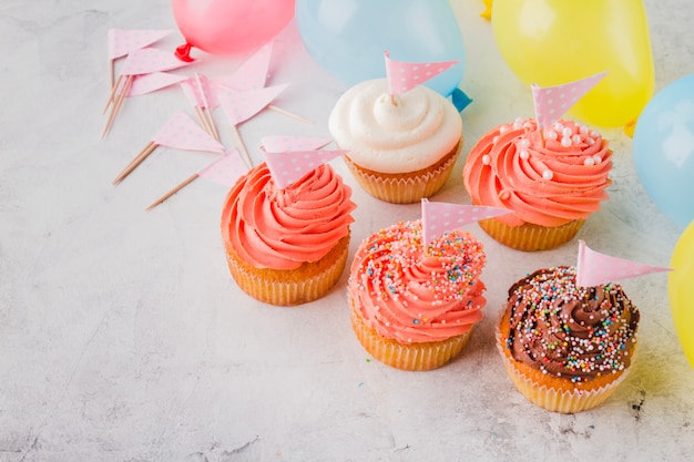 Cute cupcakes avec des drapeaux et des ballons