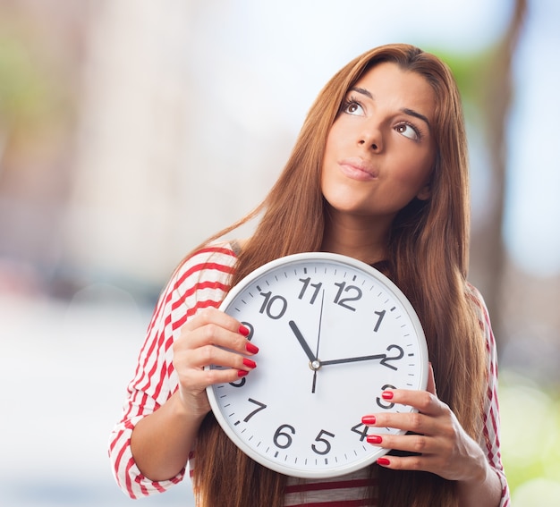 Photo gratuite cute girl avec une horloge