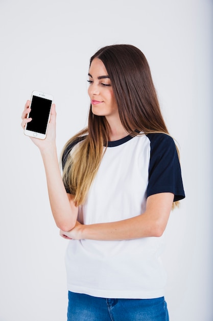 Photo gratuite cute girl avec son smartphone