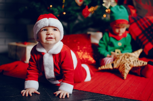 Cutte petits frères à la maison près de décorations de Noël