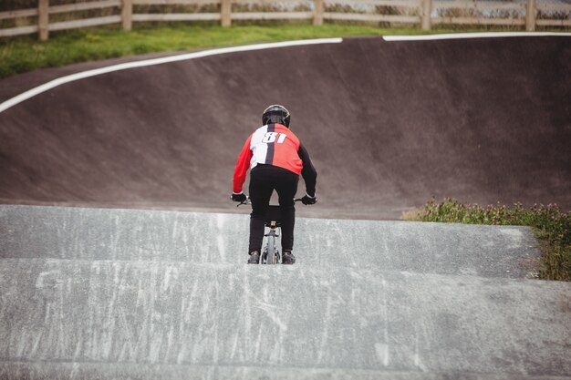 Cycliste équitation vélo BMX dans skatepark