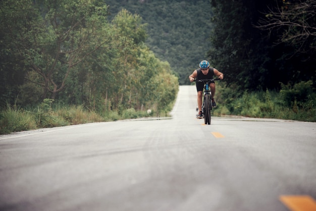 Cycliste Homme Vélo De Course En Plein Air