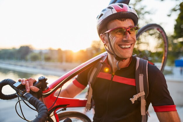 Cycliste jeune et énergique dans le parc