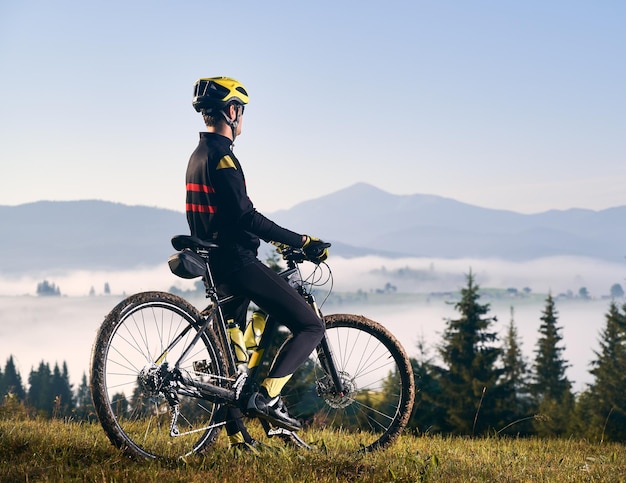 Photo gratuite cycliste masculin faisant du vélo dans les montagnes