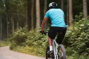 Photo gratuite cycliste en randonnée dans la forêt