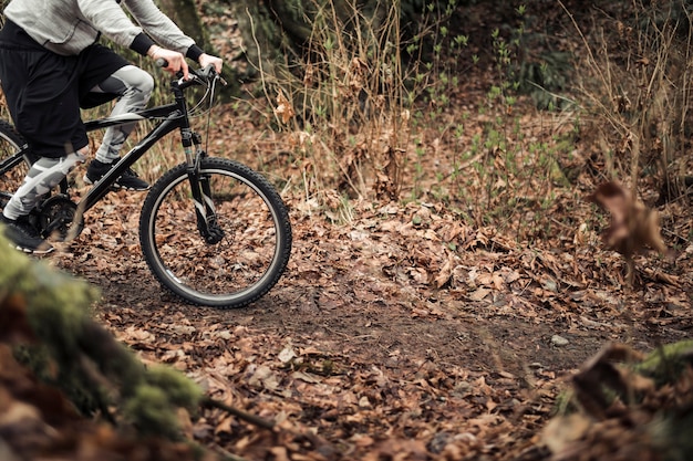 Cycliste sur son vélo de montagne sur sentier forestier