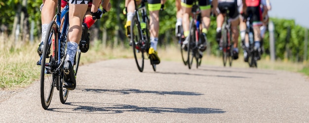 Les cyclistes dans une course de vélo