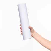 Photo gratuite le cylindre blanc des accessoires dans les mains féminines sur blanc avec ombre droite