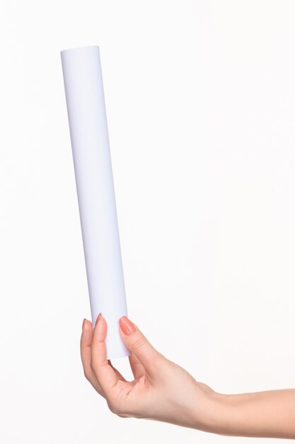 cylindre femme mains sur blanc