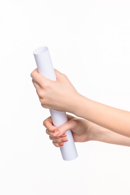 cylindre femme mains sur blanc
