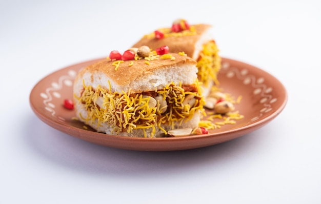 Dabeli, kutchi dabeli ou double roti est un casse-croûte populaire de l'inde, originaire de la région de kutch ou kachchh du gujarat