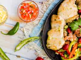 Photo gratuite dalle de poulet frit avec des légumes et de la salsa