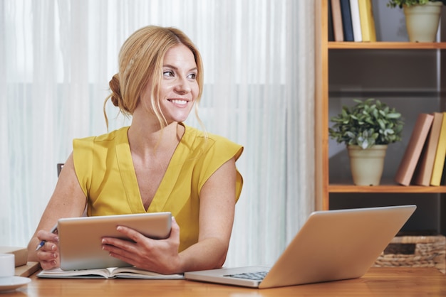 Dame d'affaires au bureau