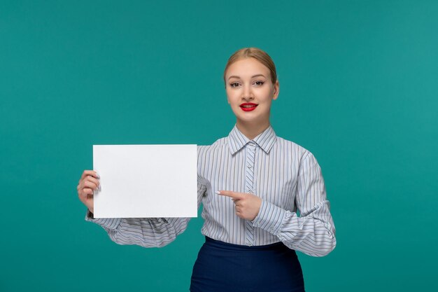 Dame d'affaires jolie jeune fille en tenue de bureau pointant sur une feuille de papier