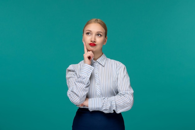 Dame d'affaires pensant jolie fille en tenue de bureau en levant