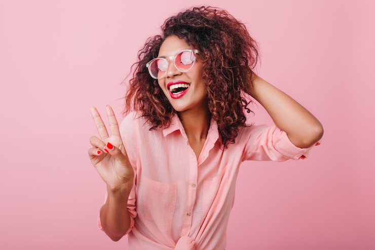 Photo gratuit dame africaine sensuelle en tenue vintage à la mode bénéficiant d'une bonne journée. femme adorable fascinante dans des lunettes de soleil glaçantes.