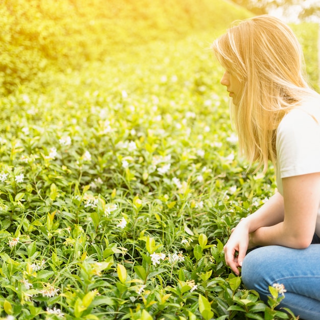 Dame assise près d&#39;herbe verte