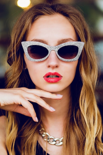 Photo gratuite dame blonde élégante glamour avec des lunettes de soleil rétro cool