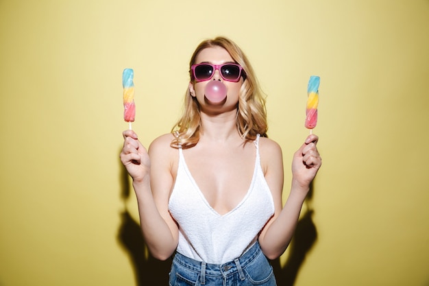 Dame avec glace et chewing-gum