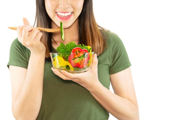 Dame heureuse profiter de manger une salade de légumes