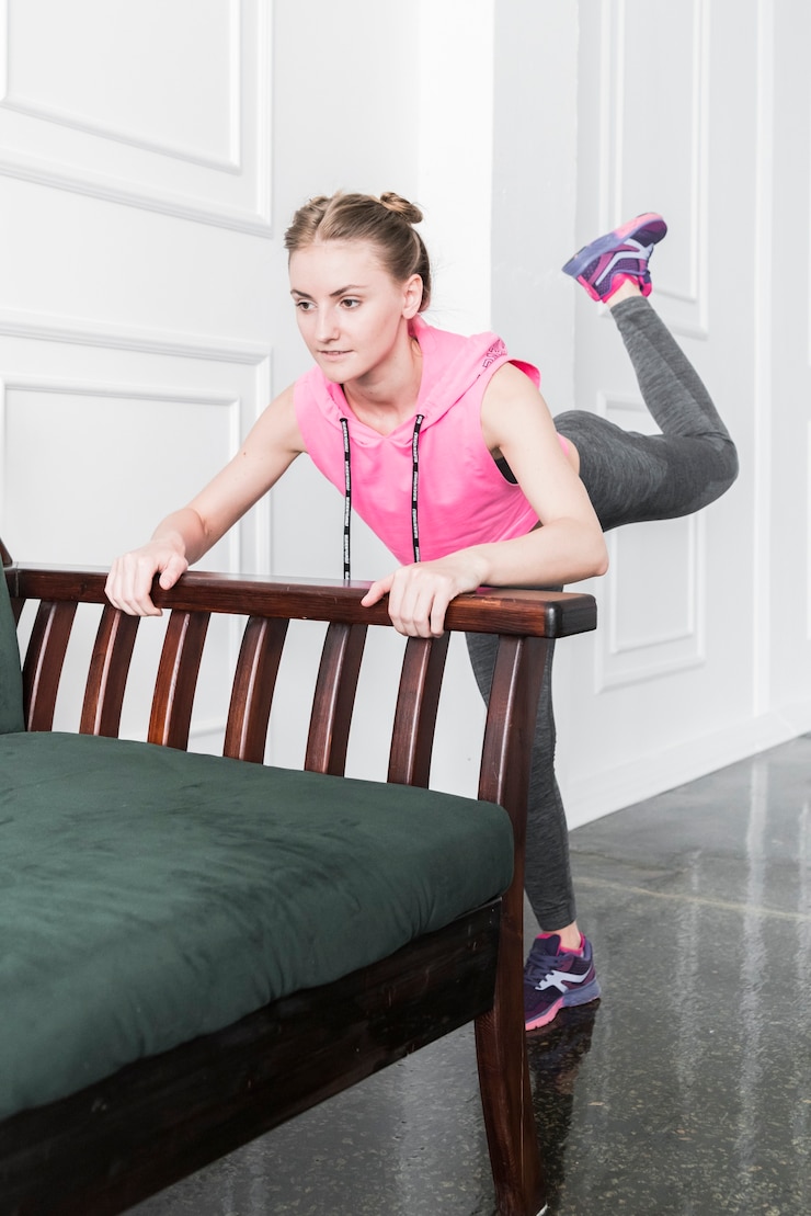 Photo gratuit dame, jambes, levage, penchant, sofa