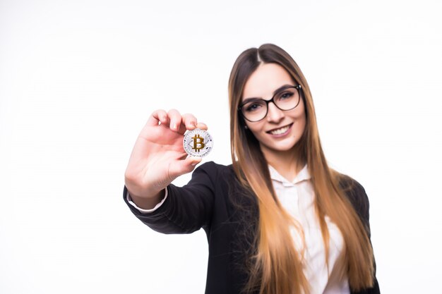 Dame de jeune femme tient la pièce de bitcoin dans ses mains sur blanc