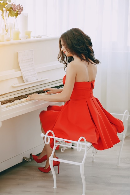 Dame avec piano