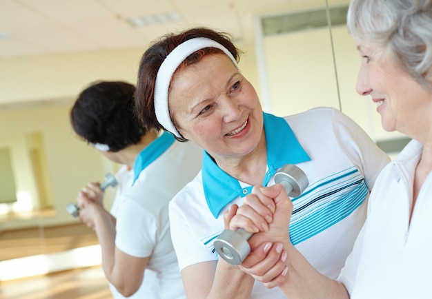 Photo gratuite dame avec remise en forme d'haltère