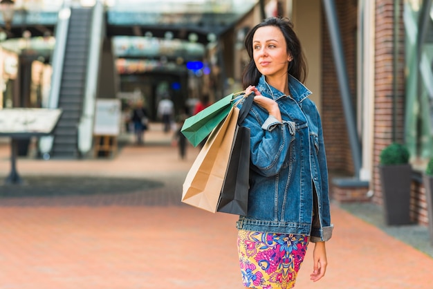 Dame avec des sacs dans un centre commercial