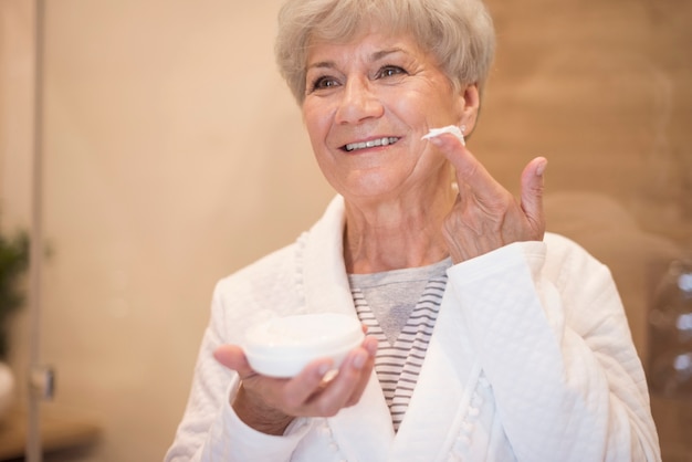 Dame senior bien soignée dans la salle de bain domestique