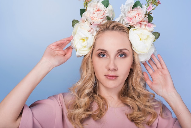 Photo gratuite dame sérieuse avec des fleurs sur la tête