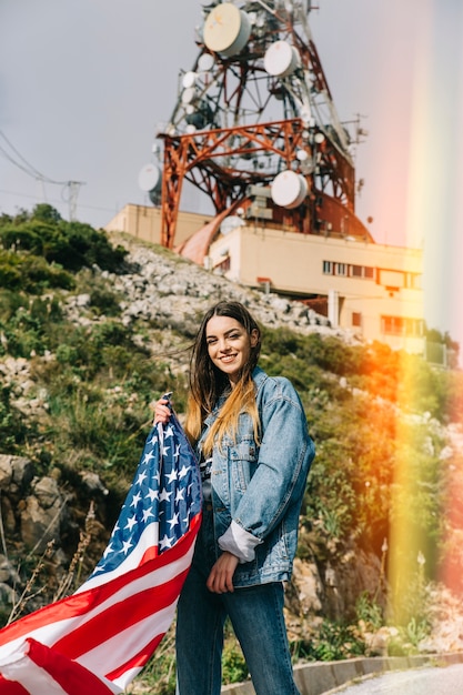 Photo gratuite dame souriante avec drapeau