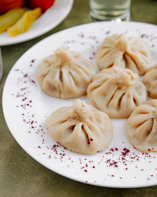 Damplings khinkali géorgiens avec vue latérale