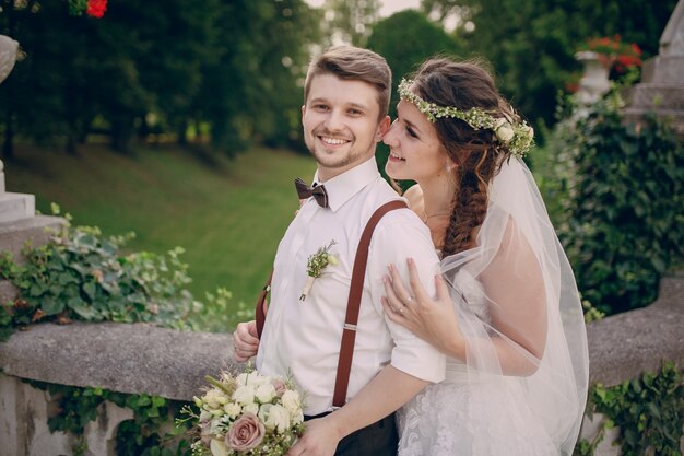 Dans l&#39;amour mariée regardant son fiancé