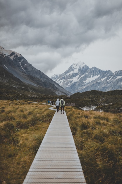 Photo gratuite dans hooker valley track avec vue sur le mont cook en nouvelle-zélande