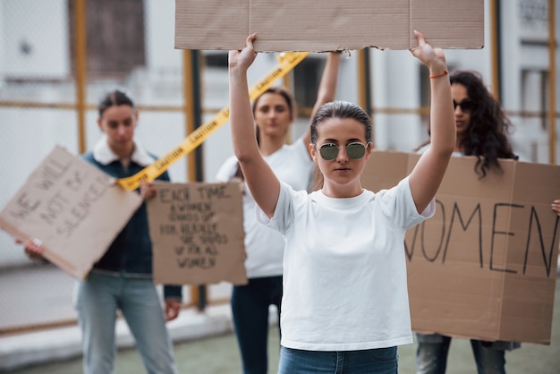 Dans les lunettes. Un groupe de femmes féministes protestent pour leurs droits en plein air