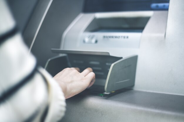 Dans l&#39;opération ATM de la banque, entrez le mot de passe