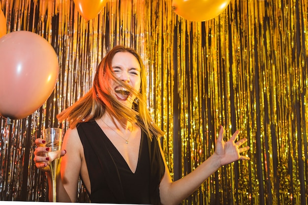 Photo gratuite danse femme avec des ballons aux célébrations du nouvel an