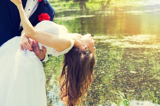 Photo gratuite la danse de mariée avec son marié.