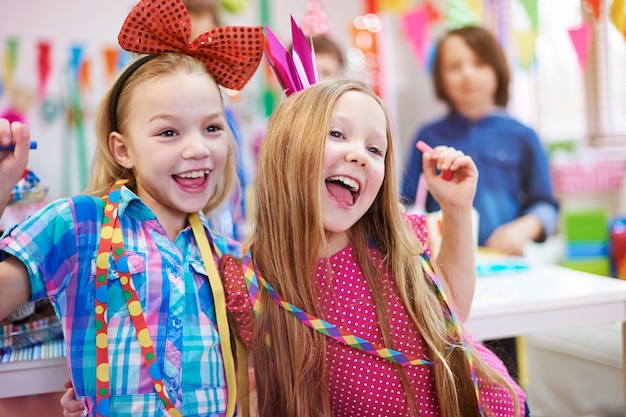 Photo gratuite danse des reines de la fête d'anniversaire