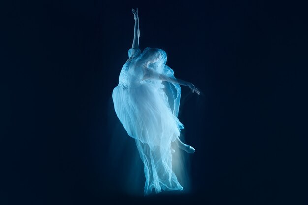 une danse sensuelle et émotionnelle de la belle ballerine à travers le voile